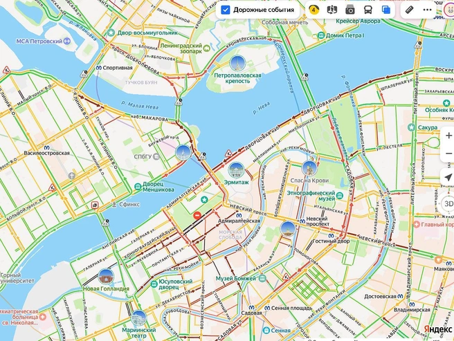 Плотные пробки наблюдаются на Дворцовой набережной и Дворцовом мосту. | Источник: «Яндекс.Карты»