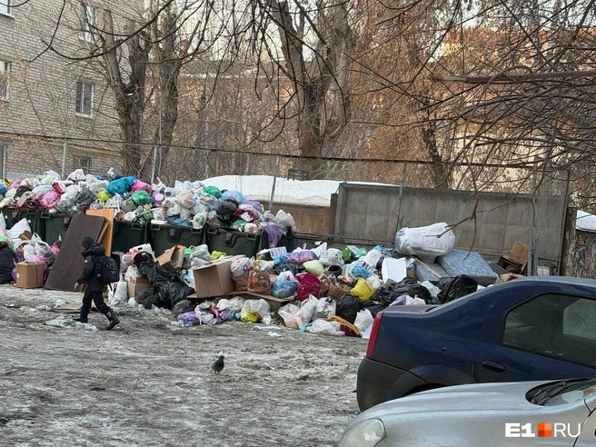 Дворы в районе автовокзала 17 марта — на жалобы жителям ответили, что мусоровоз не смог подъехать. Сейчас проблема решена | Источник: читатель E1.RU