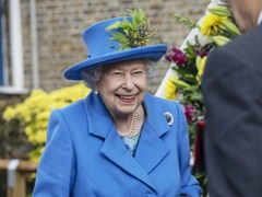 После долгого отсутствия на публике 93-летняя Елизавета II вышла в свет бодрая и радостная