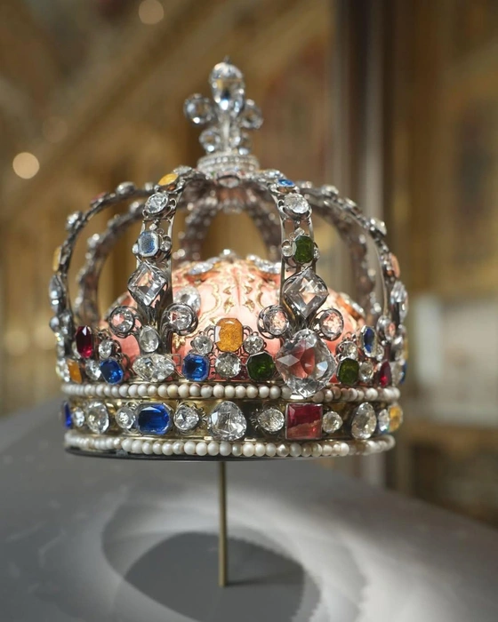 Корона Людовика XV | Источник: museelouvre / Instagram (экстремистская организация, деятельность запрещена на территории РФ)