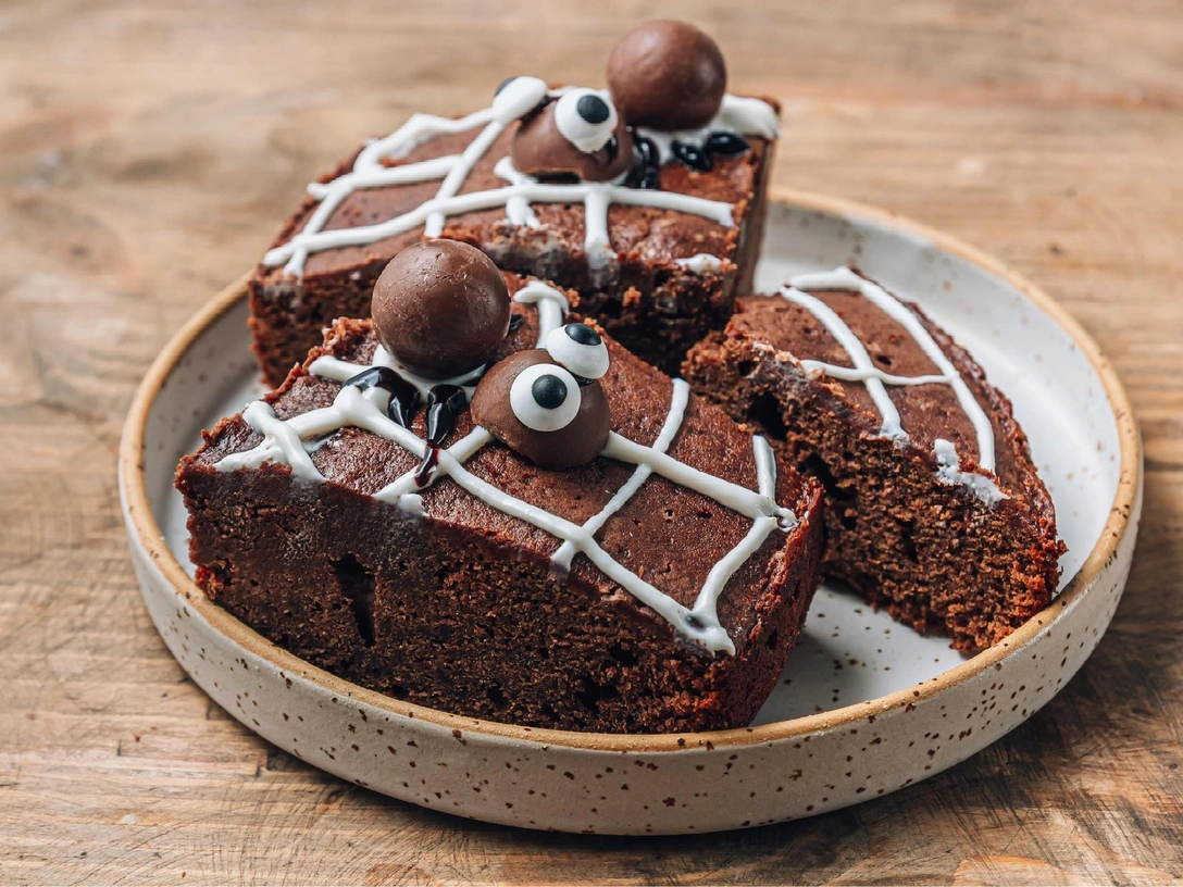 Шоколадные брауни с призраками: забавный рецепт, который развеселит ваших детей | marieclaire.ru