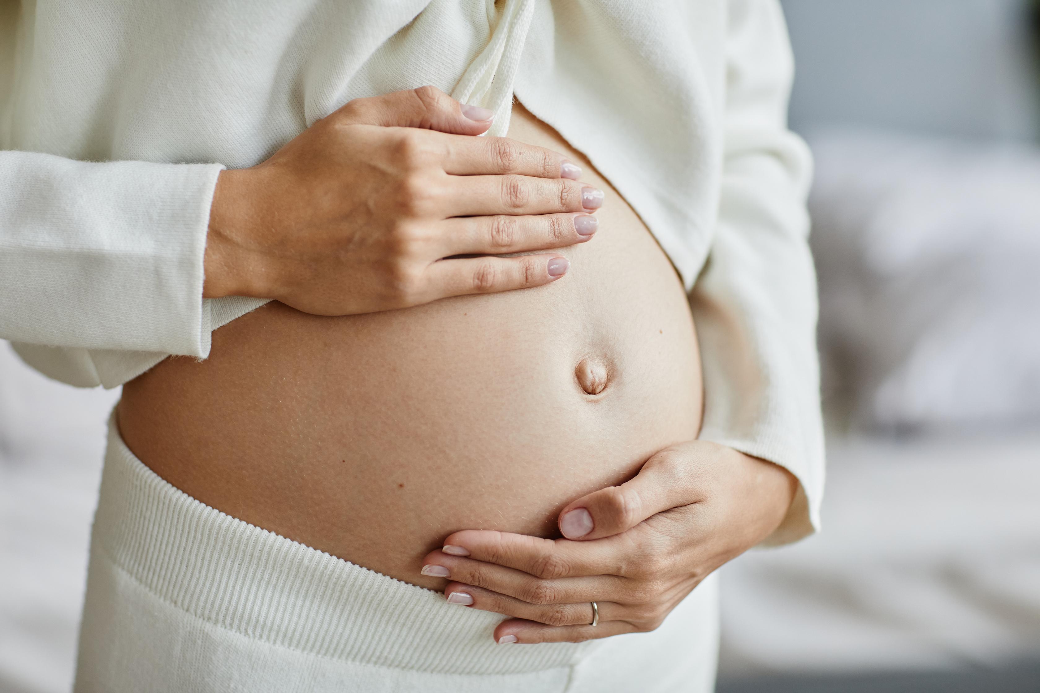 Почему возникают боли в районе пупка во время беременности
