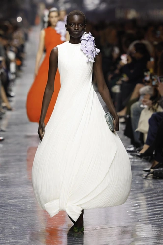 Дебют Джонатана Андерсона для Dior: цветы, скульптуры и новая женственность Дебют Джонатана Андерсона для Dior: цветы, скульптуры и новая женственность