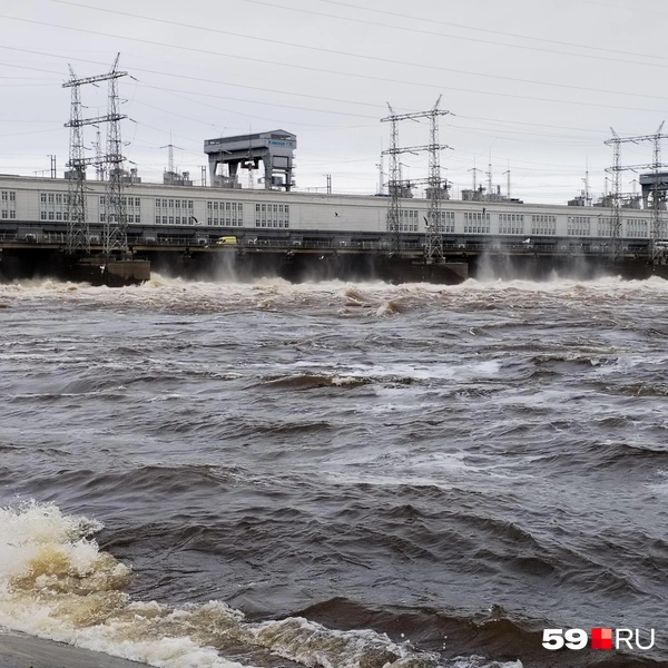 Вода сбрасывается с шумом | Источник: Ирина Тропина / 59.RU