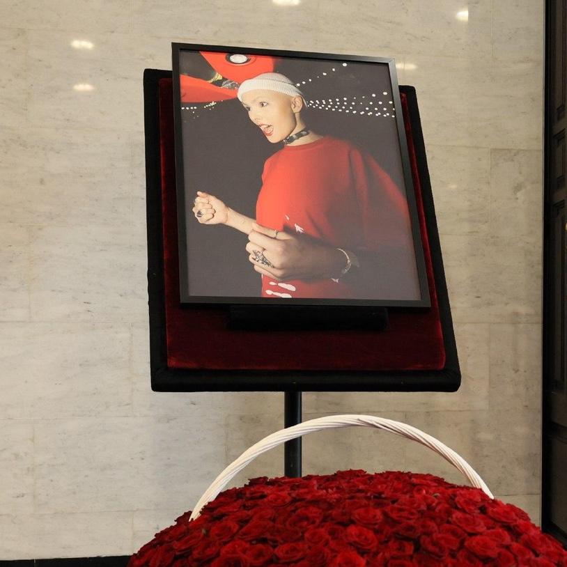 В Москве хоронят блогера Ирину Небогу, умершую от рака в 21 год: репортаж