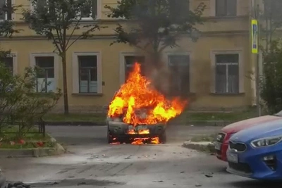 Автомобиль сгорел дотла в Петроградском районе