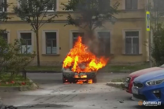 «Водитель успел выскочить». Машина дотла сгорела в Петроградском районе | Источник: читатель «Фонтанки»