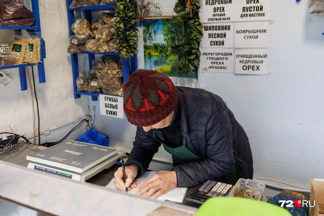 Несмотря на эпоху технологий и наличие смартфона, самое важное мужчина записывает по старинке&nbsp;— шариковой ручкой в тетрадке | Источник: Ирина Шарова / 72.RU 