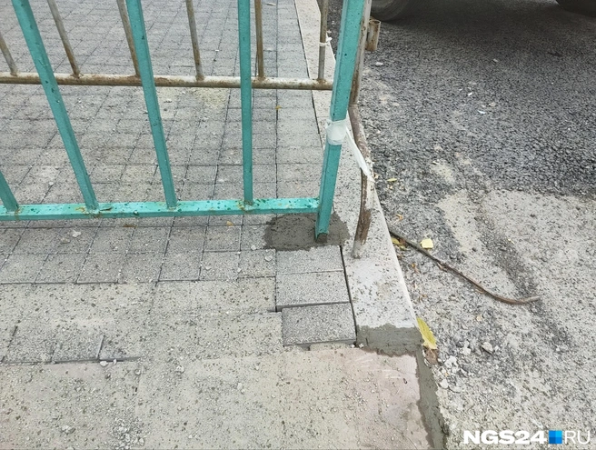 Новый старый забор уже вмурован в новый тротуар | Источник: Геннадий Денисов / NGS24.RU