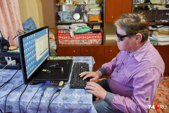 Тихон прекрасно управляется с компьютером. Клавиатура и монитор обычные, а вот мышки нет | Источник: Артем Краснов