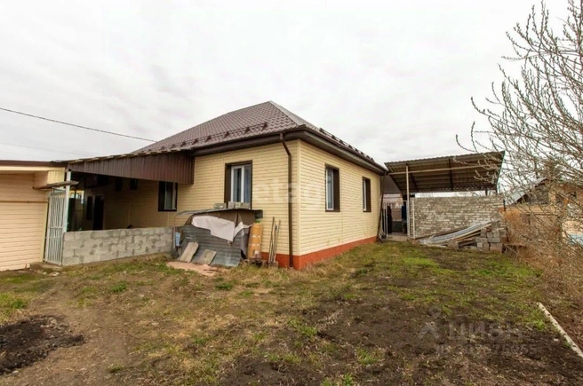 Дом относительно новый: его зарегистрировали в 2021 году. На участке никаких огородов нет, но и всяких сорняков&nbsp;— тоже | Источник: Cian.ru