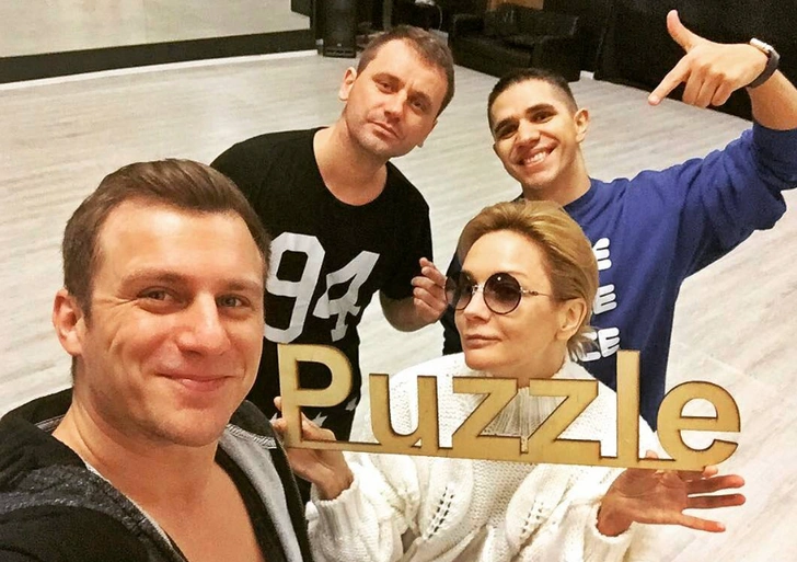 Максим Алалыкин (на фото посередине) много лет работал с артисткой