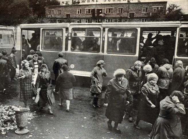 В прохладный день на остановке в Прокопьевске | Источник: pastvu.com / страница журнала «Огонек» за 1990 год