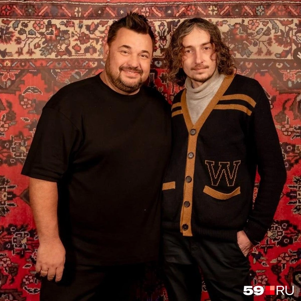 С солистом «Руки Вверх!» Сергеем Жуковым перед интервью | Источник: архив редакции 59.RU