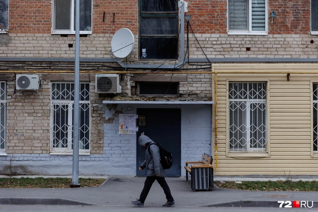 Несмотря на то, что лихие времена уже давно в прошлом, демонтировать решетки на окнах первых этажей никто не спешит | Источник: Ирина Шарова / 72.RU 