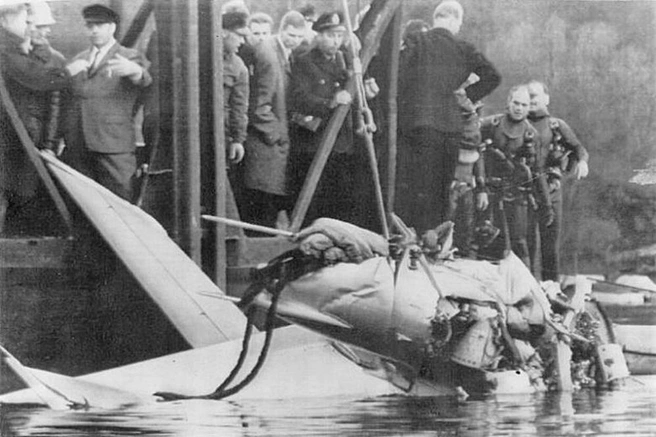 Як-28 поднимают со дна озера | Источник: оввакул.рф