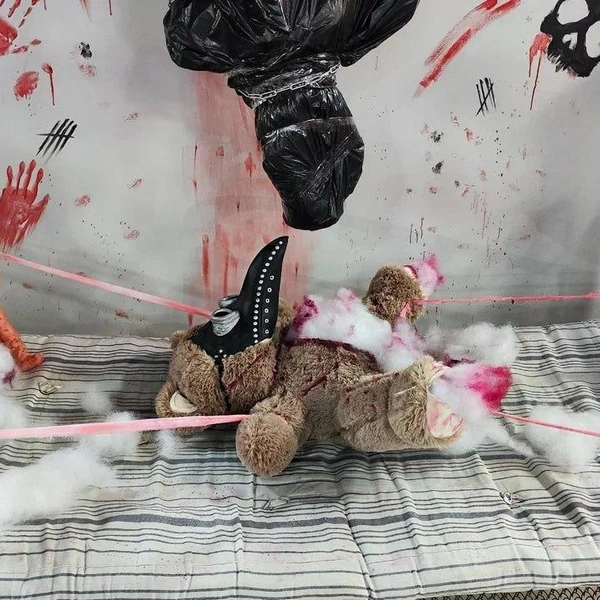 Плюшевому мишке разрезали живот и достали наполнитель | Источник: Mamazanuda / Telegram
