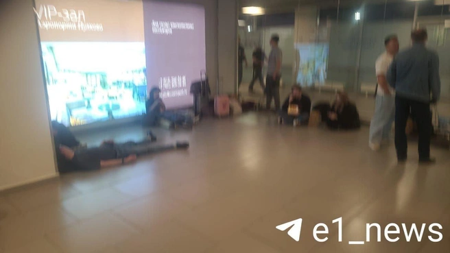 Людям пришлось всю ночь провести в аэропорту | Источник: читатель E1.RU