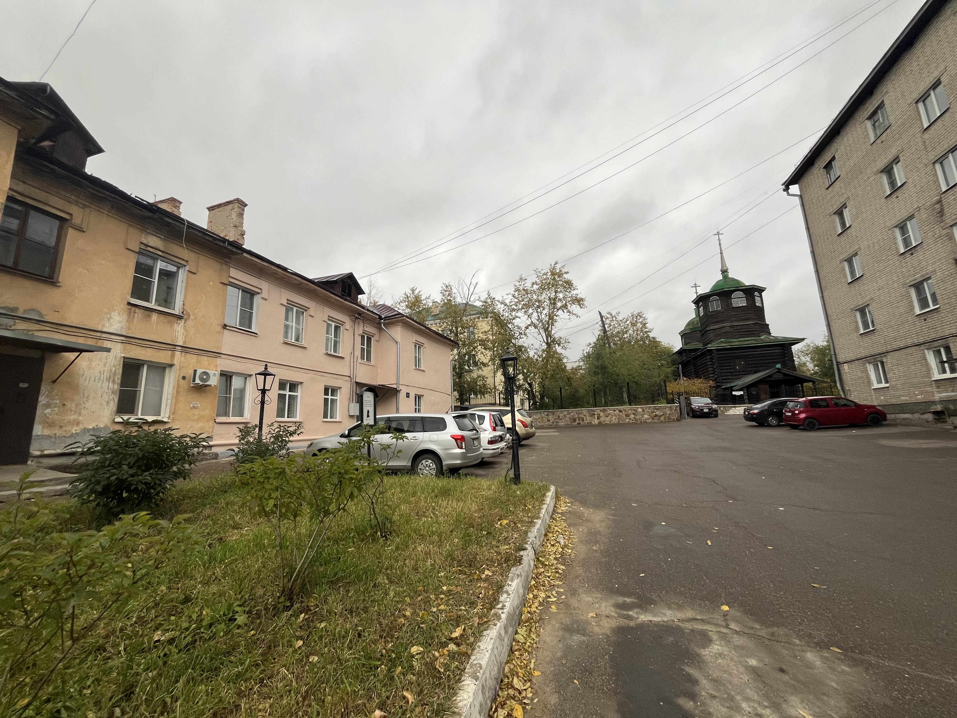 Приметный дом у Музея декабристов странно покрасили наполовину на гостевом маршруте в Чите