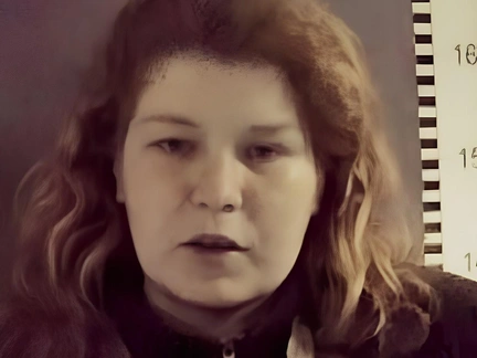 Убила, съела подругу и кормила этим мясом сына: людоедка Олеся Мостовщикова работает мастером маникюра и растит дочь