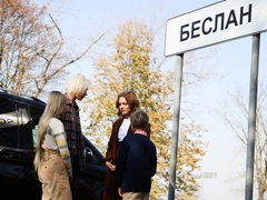 Наталья Водянова привезла детей в Беслан, чтобы пройтись по местам страшных событий