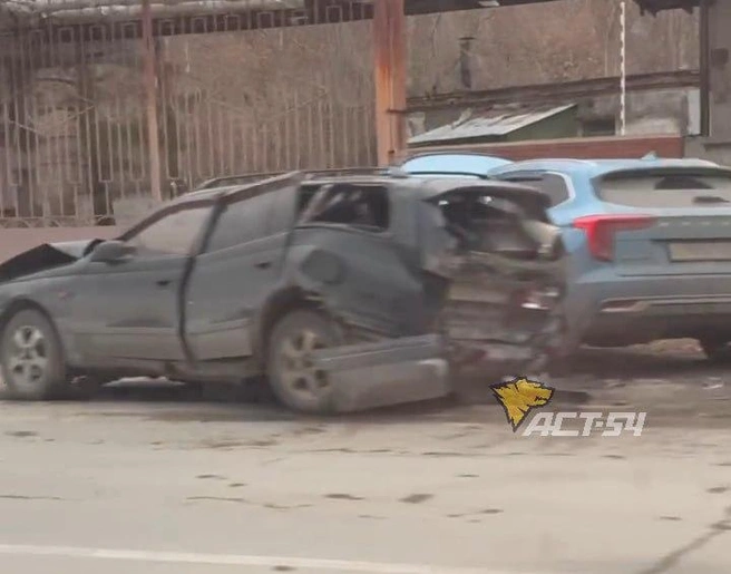 В результате ДТП пострадал пассажир автомобиля «Тойота Калдина» | Источник: «АСТ-54 Black» / Телеграм