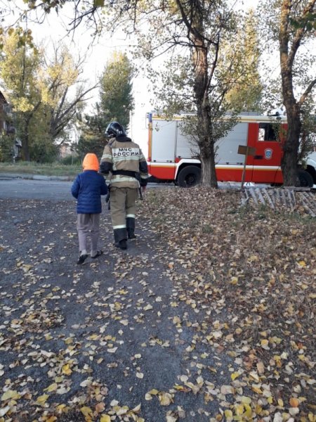 Ростовские пожарные навестили слепого ребенка, который год звонил им от одиночества