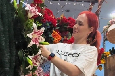 Ural mourning florist crafts wreaths for exes with dark humor