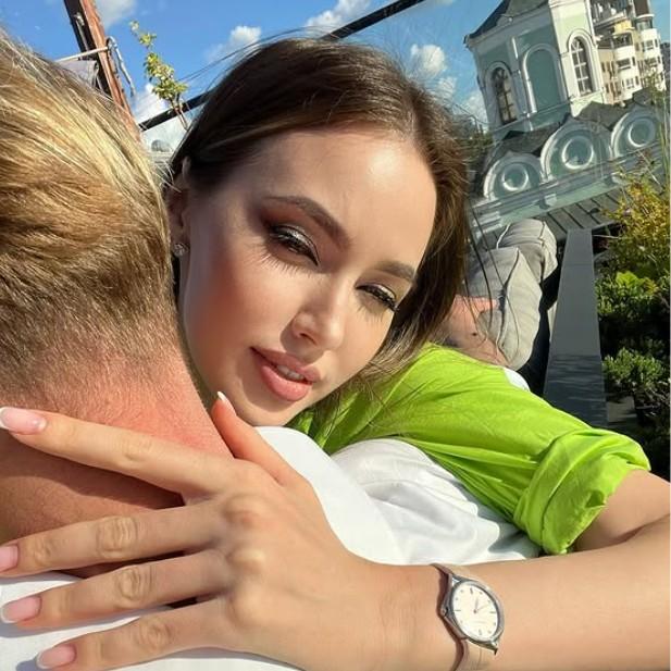 «Вы врушка, поэтому вас не любят!»: Анастасию Костенко жестоко травят после повторной пластики груди