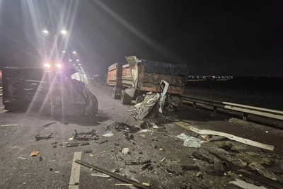 На трассе М-4 микроавтобус столкнулся с КАМАЗом, есть жертва