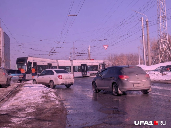 Проезжая часть перекрыта | Источник: Булат Салихов / UFA1.RU