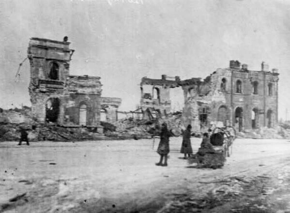 Вокзал «Воронеж — 1», январь — февраль 1943 года. | Источник: Мария Андреевна Лукашевич. Воронежский областной краеведческий музей / museum-vrn.ru