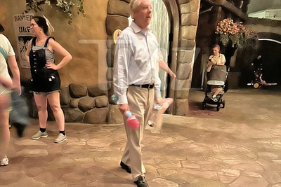 Сенатор Грэм с ружьём после фото из Диснея