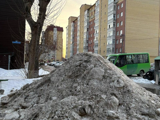 Сугробы высотой более автомобилей наблюдаются не в одном дворе. На снимке — улица Холодильная. | Источник: Читатель 72.RU