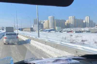 Фура застряла на развязке у Калины, образовалась пробка