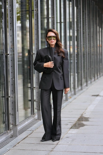 Брючный костюм снова в моде — и теперь он про ауру и власть, а не офис