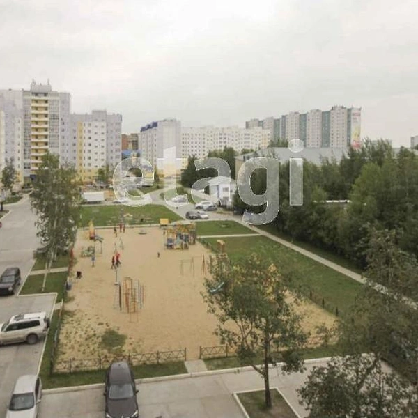 Во дворе дома есть детская площадка | Источник: etagi.com