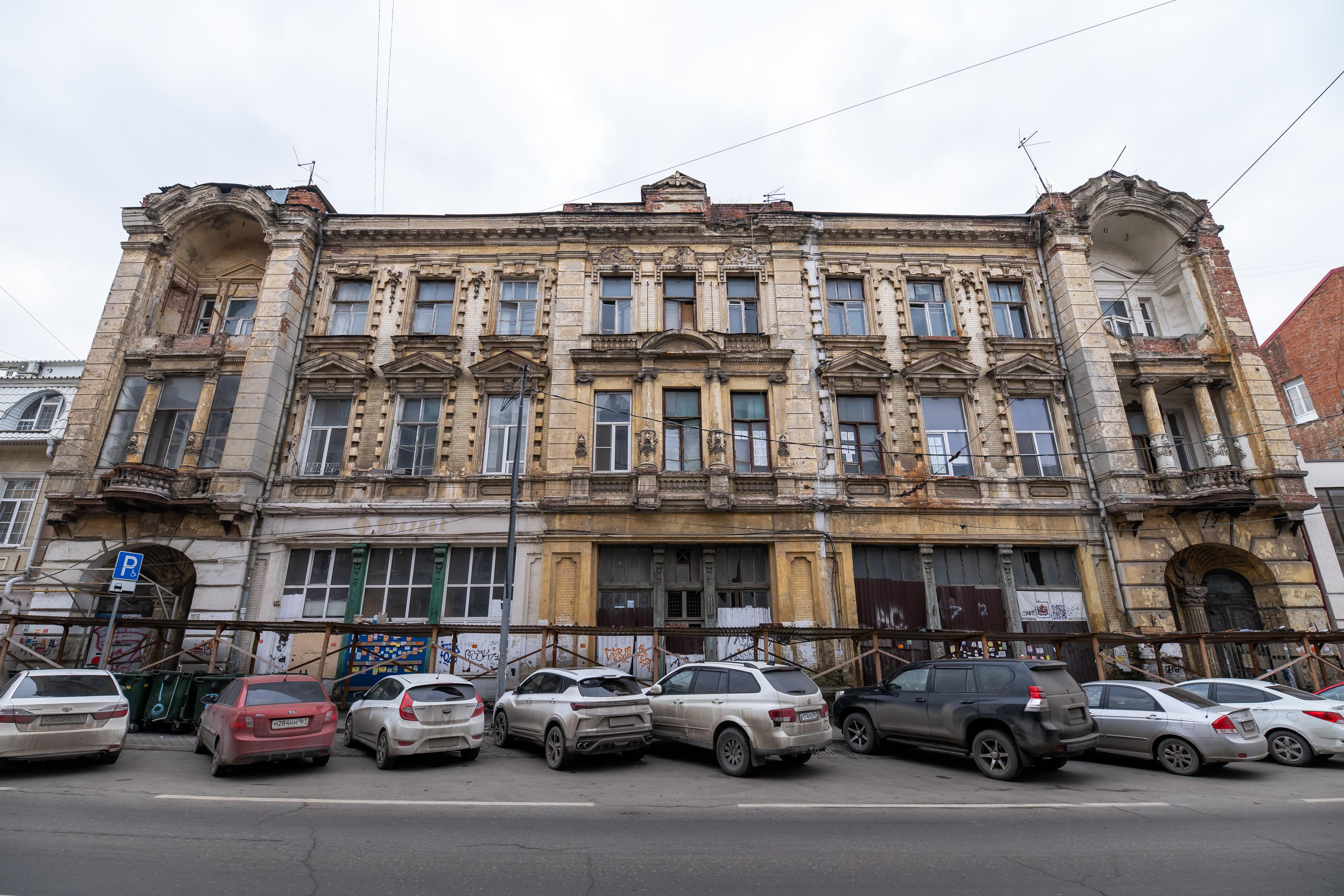 Обшарпанный фасад будущего музея Ростова. Показываем Дом с ангелами в деталях