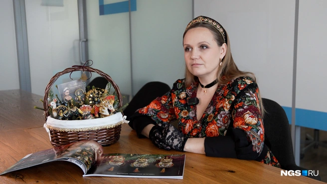 Анастасия Арефьева уже около трех лет создает крафтовые елочные украшения | Источник: Антон Дигаев / NGS.RU
