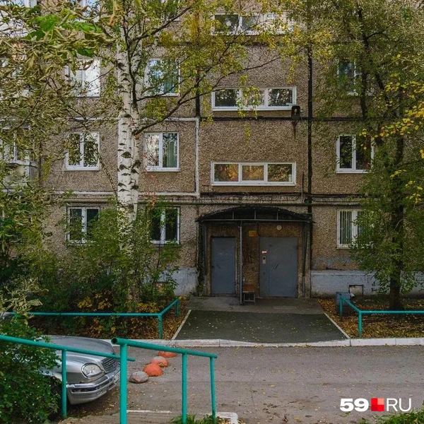 У дома много зелени | Источник: Тимофей Калмаков / 59.RU