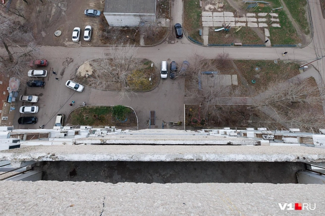 Среди первых свидетелей, по версии родственников, был завершавший доставку пеший курьер | Источник: Алексей Волхонский / V1.RU