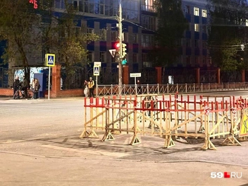 На фото до дождей провал заметнее со стороны | Источник: читатель 59.RU