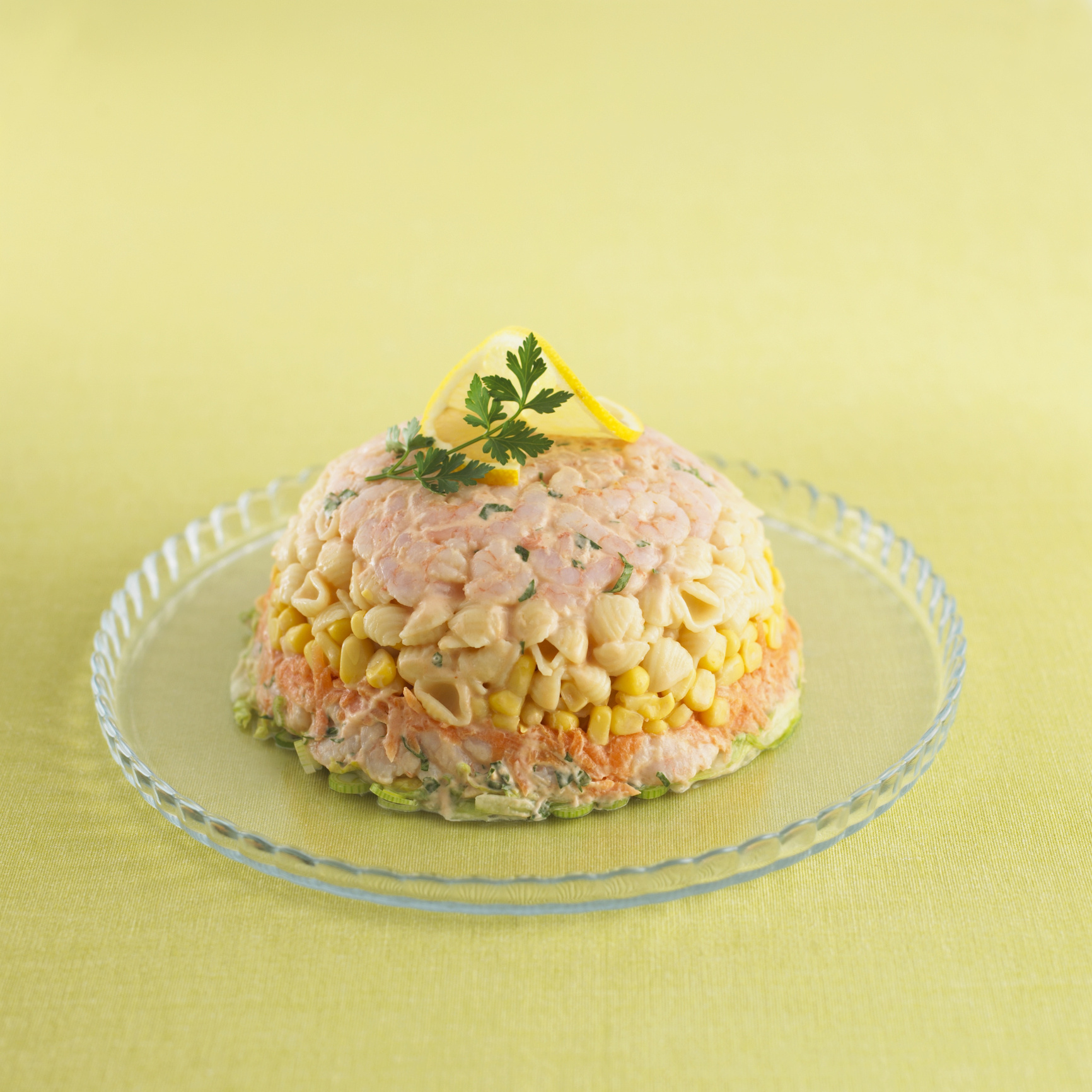Салат с кукурузой сухариками ветчиной