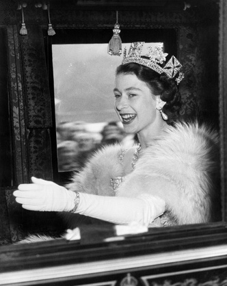Идеал красоты: самые потрясающие бьюти-образы молодой королевы Елизаветы II