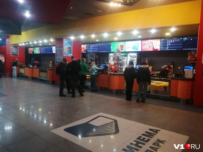 Перед просмотром фильма нужно обязательно подкрепиться попкорном | Источник: Ирина Яковлева / V1.RU
