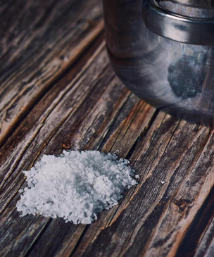 Рассыпалась соль: к чему это и что делать, чтобы избежать неприятностей