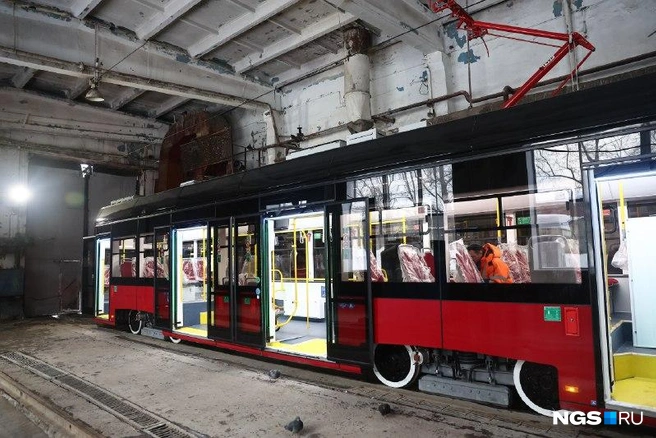 Черно-красные трамваи длиннее на метр, чем старые модели  | Источник: Александр Ощепков / NGS.RU