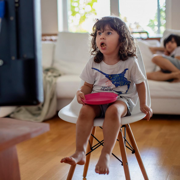 Чем опасен для ребенка телевизор, включенный «просто для фона»
