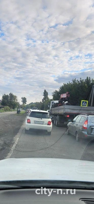 «Началась школа, закончились дачи, машин стало больше, и нужно срочно менять схему движения», — пишет Инна | Источник: www.city-n.ru