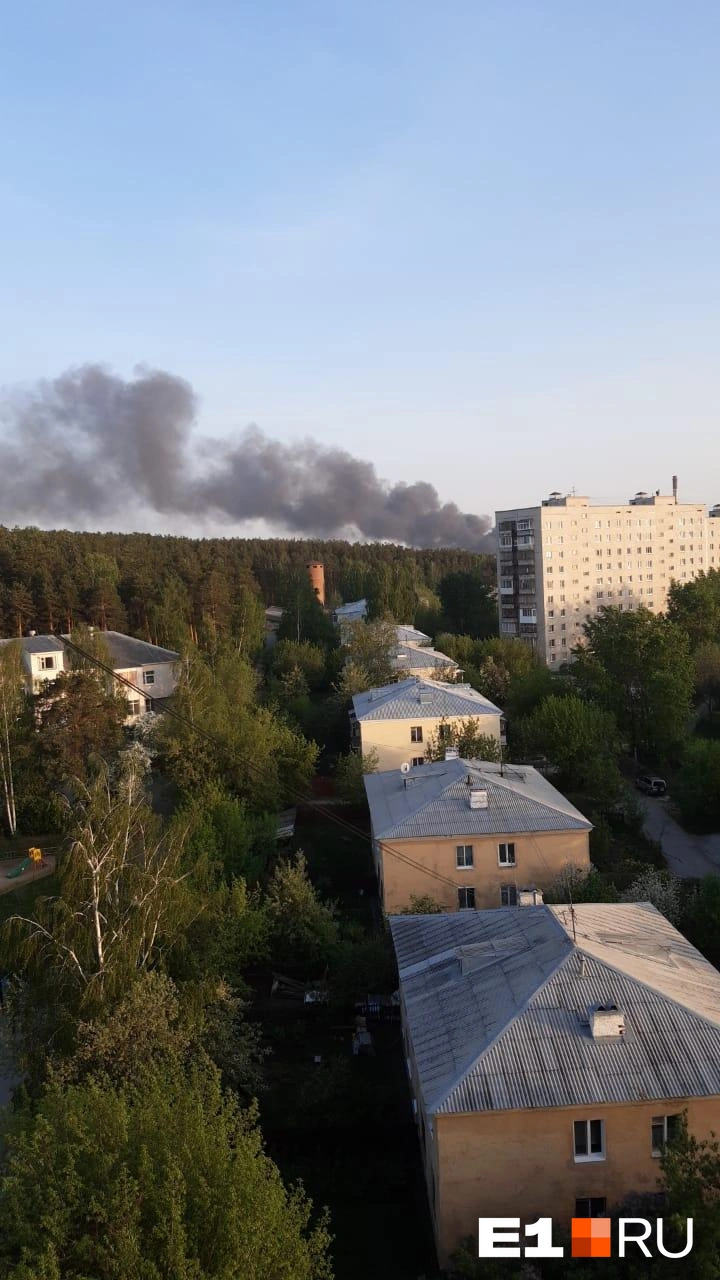 Бакинских Комиссаров, 1б. На площади 100 м кв. горит расселенный дом  барачного типа. В тушении задействованы 5 единиц пожарной техники и 18  человек личного состава. Информации о пострадавших не поступало - 20 мая  2021 - Е1.ру